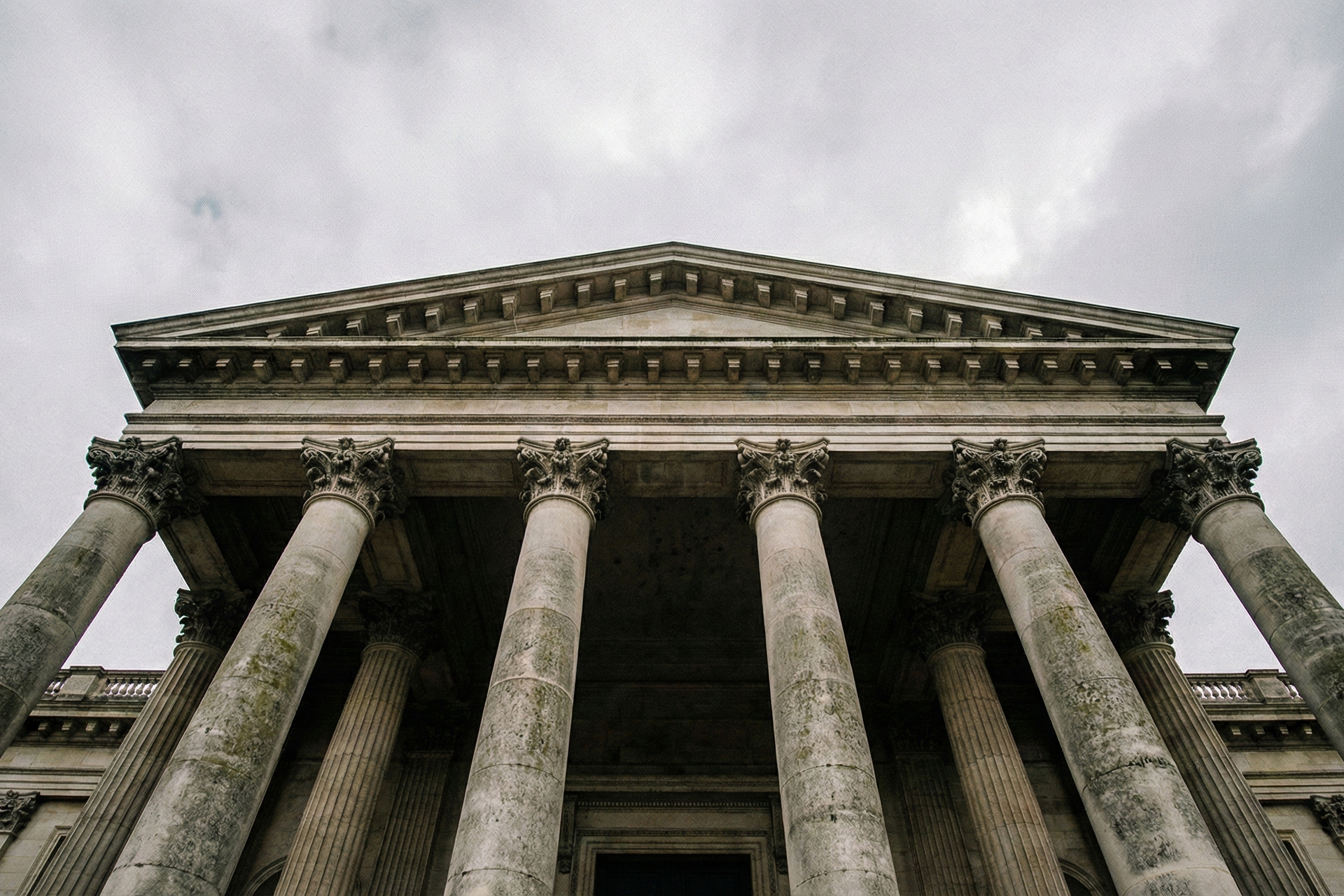 Antikes Gerichtsgebäude – Symbol für Gerechtigkeit